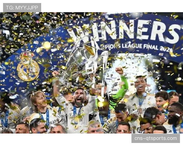 卡瓦哈尔高举奖杯，完成个人在皇马的第6次欧冠登顶