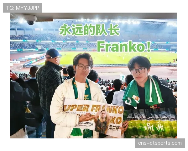 特写：终场哨响，确定降级的阿尔梅里亚队长在雨中掩面